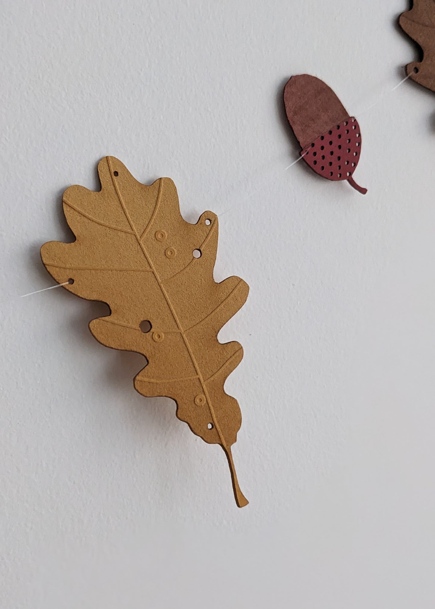 A garland of oak leaves and acorns